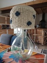 Lampe dame jeanne et macramé beige/bleu