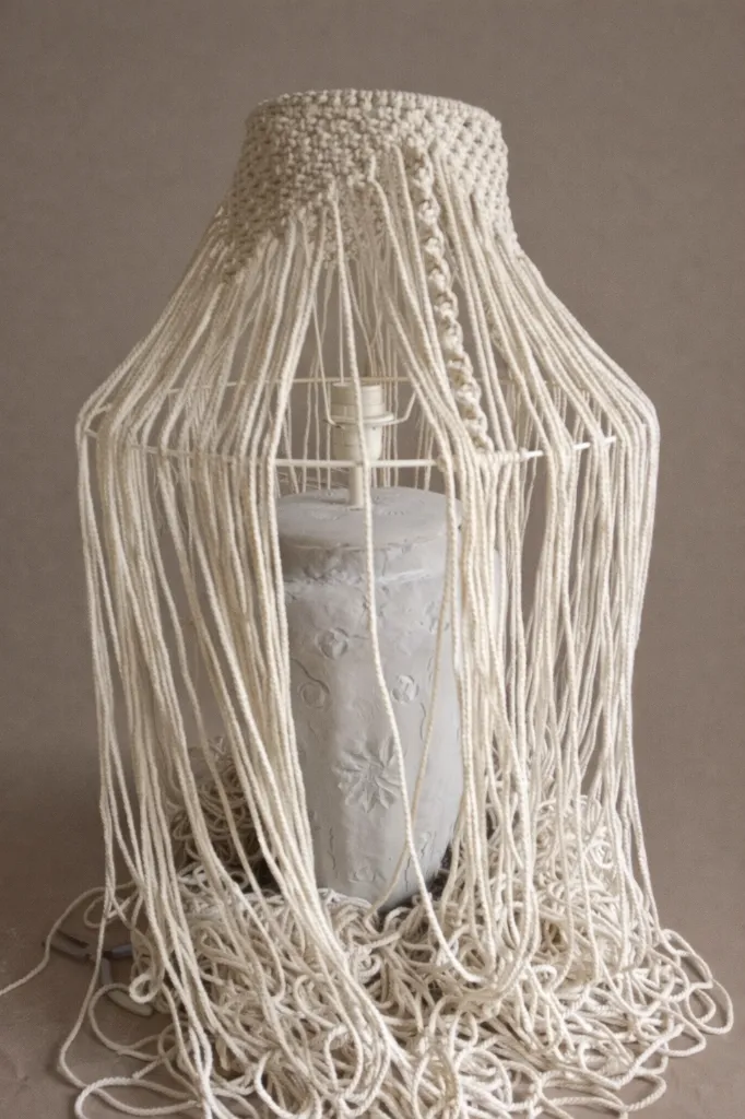 Lampe florale et macramé beige
