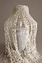 Lampe florale et macramé beige