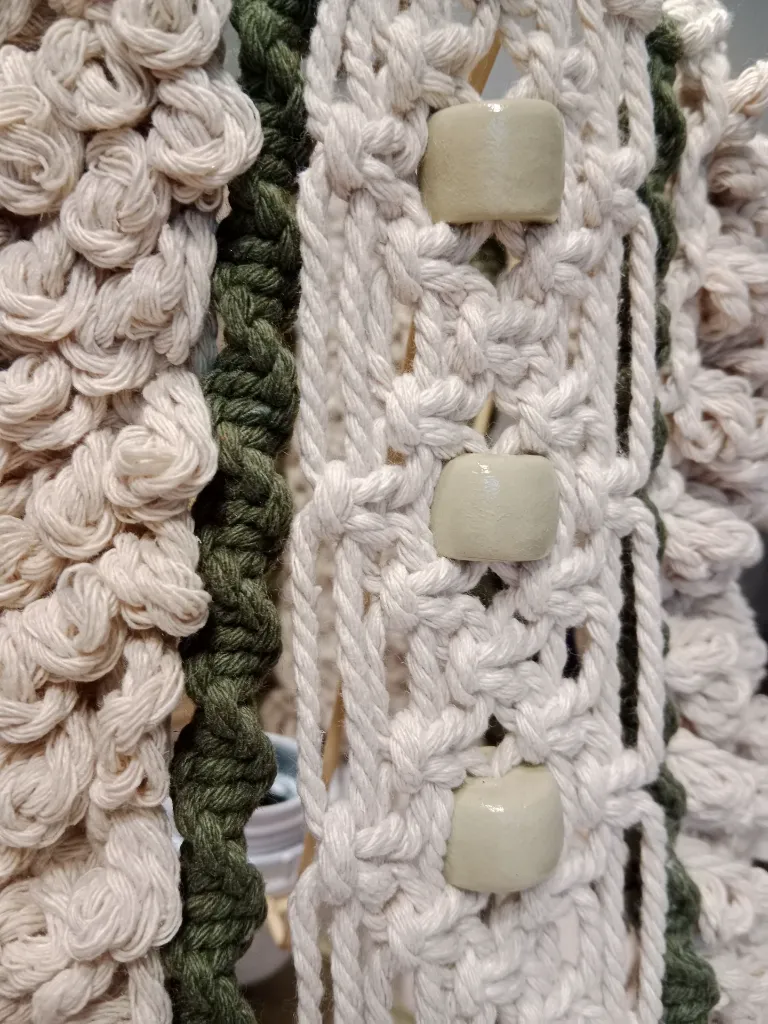 Lampe beige et kaki avec perles