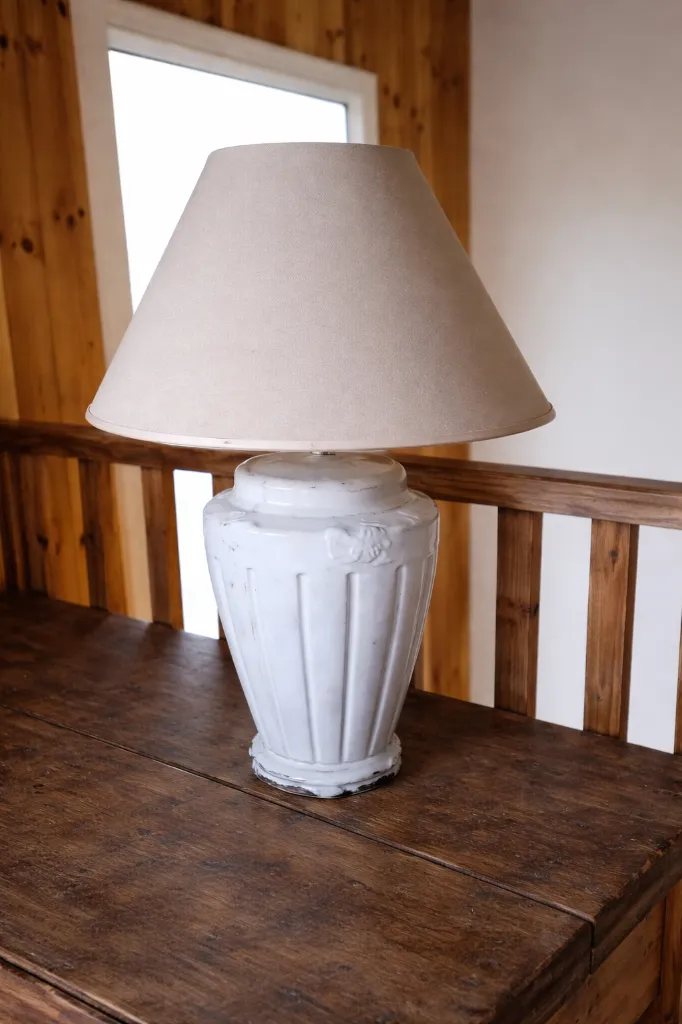 Lampe florale et macramé beige