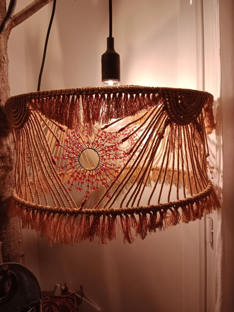 Suspension macramé et soleils perlés