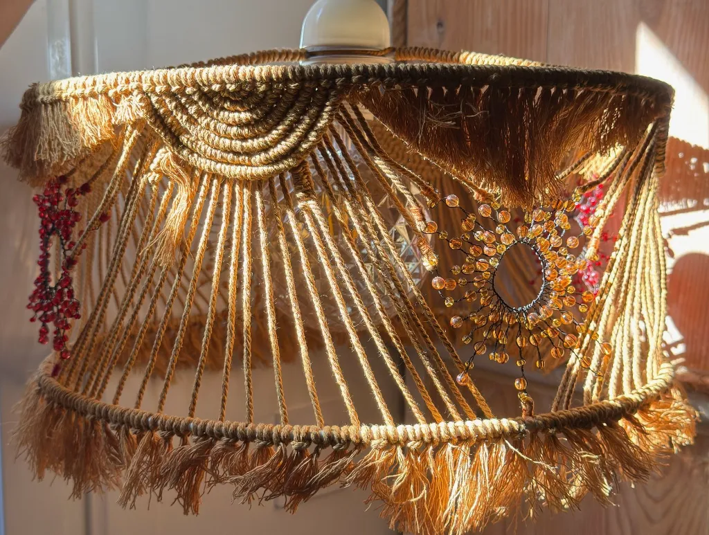 Suspension macramé et soleils perlés