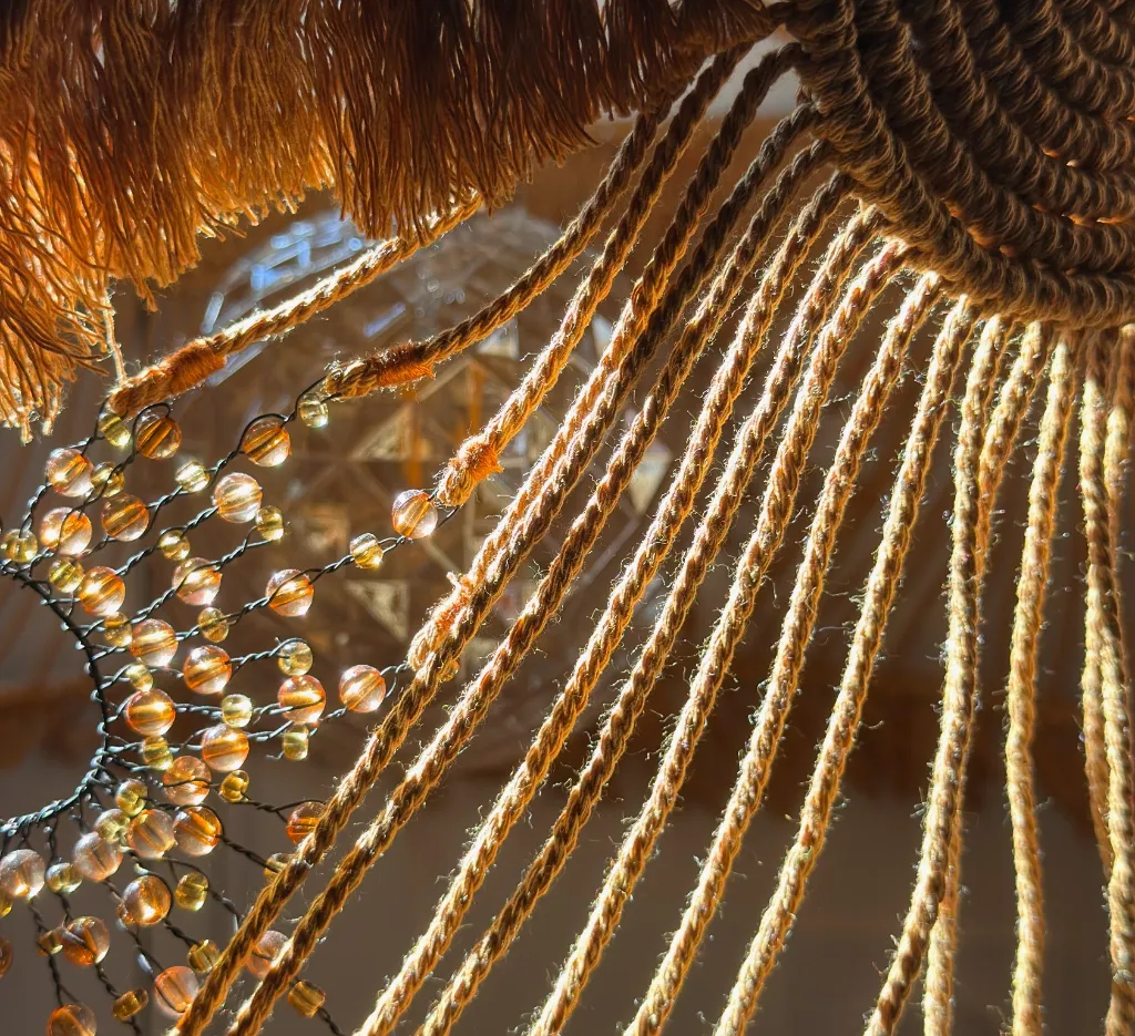 Suspension macramé et soleils perlés