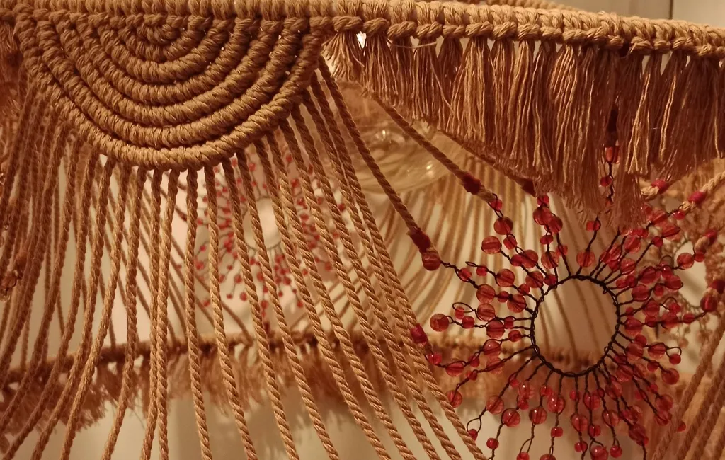 Suspension macramé et soleils perlés