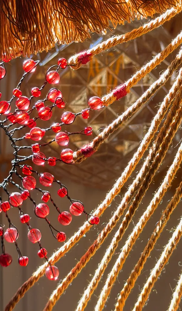 Suspension macramé et soleils perlés