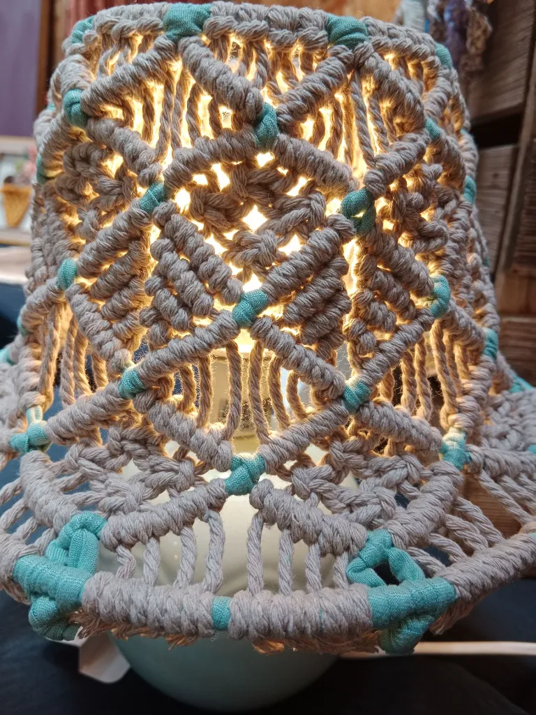 Lampe trapilho vert d'eau et macramé