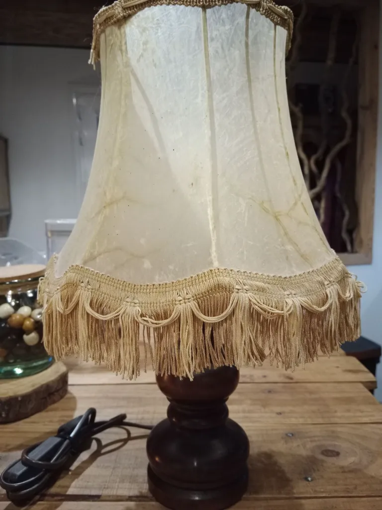Lampe beige et kaki avec perles