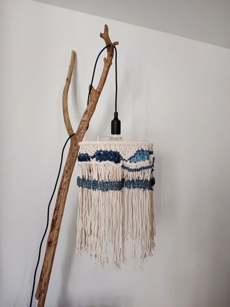 suspension macramé beige et bleu